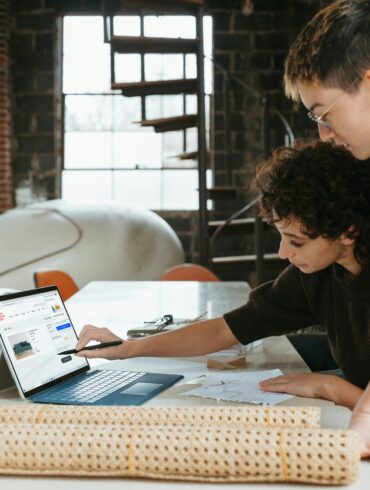 How Small Businesses Can Compete With Big Brands Using Guest Posts