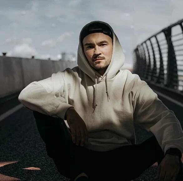 Why Graphic Hoodie Outfits Dominate Social Fashion Trends