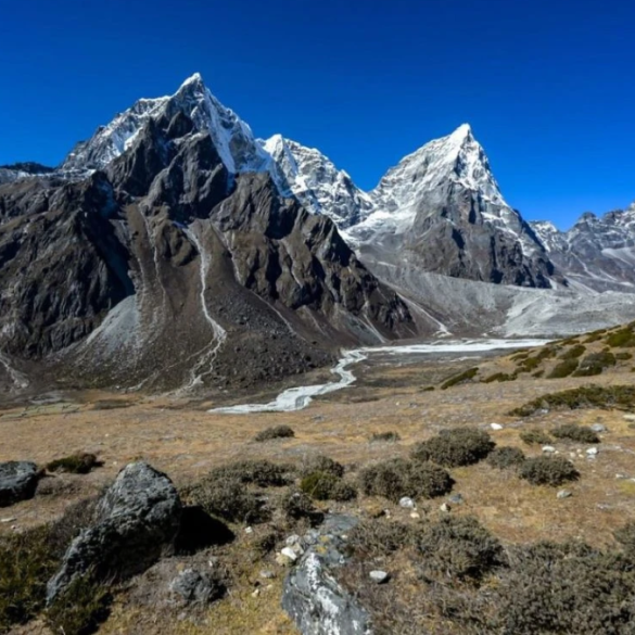 Trekking in Nepal: Everest Base Camp Trek, Everest Base Camp Heli Tour & Manaslu Circuit Trek Compared