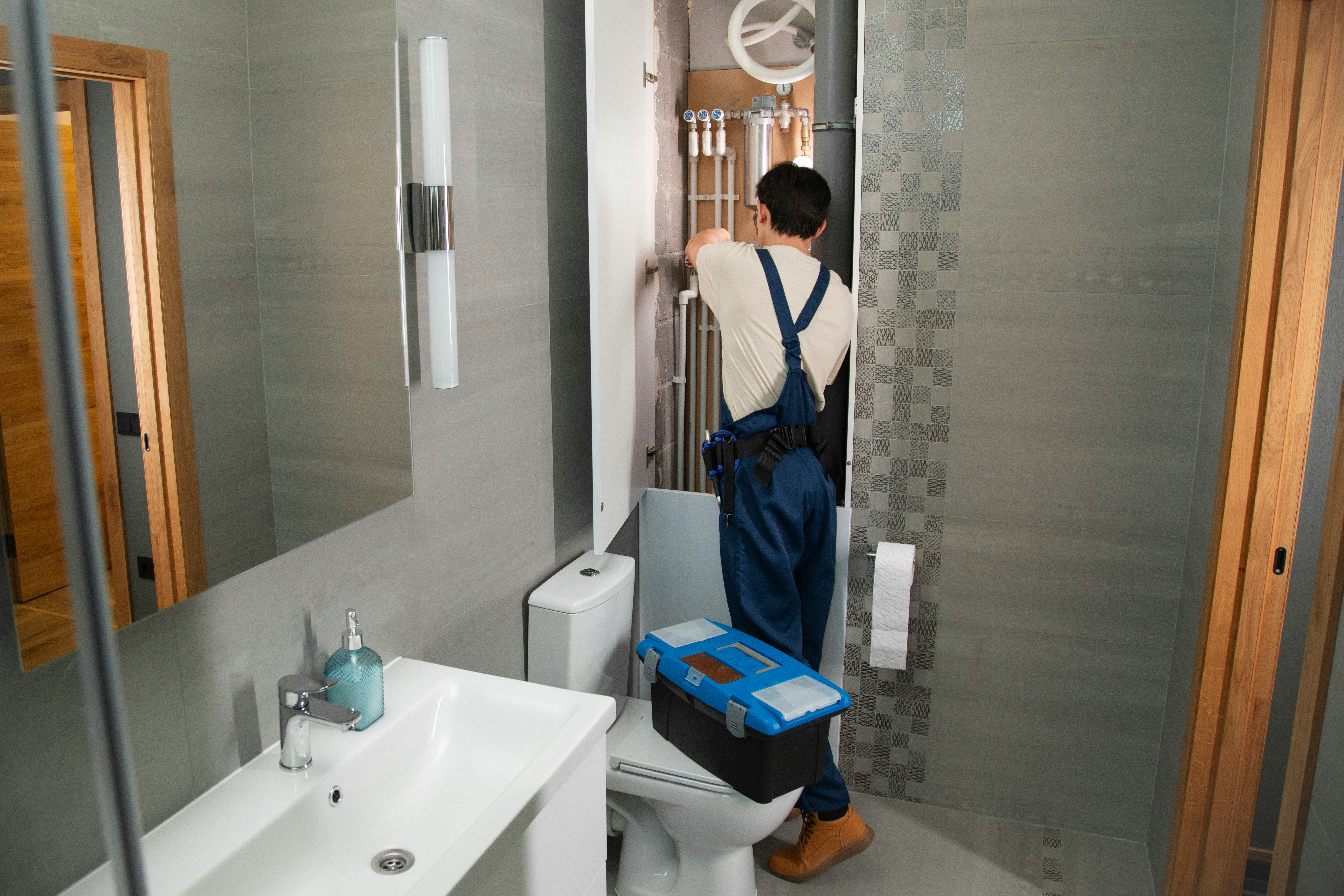 How Hiring a Local Plumber Near Me Can Reduce Emergency Costs
